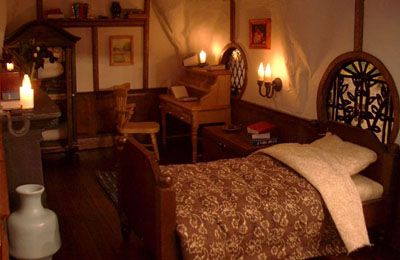 bagend5 Hobbit Bedroom, Hobbit Room, Hufflepuff Bedroom, Hobbit House Interior, Dark Academia Room Ideas, August Zodiac, Hobbit Homes, Hobbit Holes, Hobbit Home