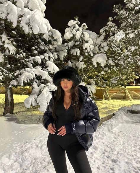 Snow Fits Baddie, Fuzzy Headband Outfit, Canada Aesthetic Winter, Denver Colorado Winter Outfits, Snow Instagram Pictures, Snow Trip Outfit, Snow Outfit Ideas, Aspen Trip, Winter Goals