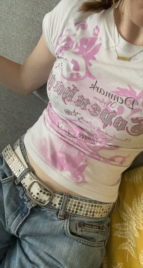 2000s Oversized Shirt, Y2k Shirt Outfits, Thrifted Baggy Outfits, Graphic Print Tshirt Aesthetic, Oversized Tshirt Outfit Y2k, Y2k Tshirt Outfits, Y2k Graphic Tank Top, Diesel Tops Outfit, Graphic Tees Hello Kitty