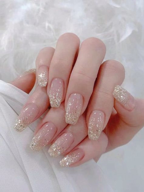 Choose from a vareity of wedding nail ideas to add touch of beauty and elevate your bridal look! Pink Bridesmaids Nails, Elegant Champagne Nails, Clear Nails With Gold Glitter, Short Round Wedding Nails, Champaign Nails, Nails For Wedding Bridesmaid, Nude And Rose Gold Nails, Nail Art Mariage, Bridesmaid Nails