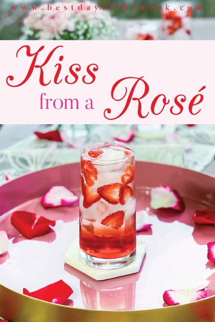 We've got the perfect Valentine's Day or Galentine's Day cocktail. We call it Kiss From a Rosé. Made with vodka, rosé wine, cranberry juice, soda water and strawberries, this alcoholic beverage is easy to make in big batches for a group. Valentines Drinks, Sorbet Mimosa, London Fog Recipe, Red Wine Hot Chocolate, London Fog Tea, Rose Drink, Kiss From A Rose, Valentine Drinks, Valentine Cocktails