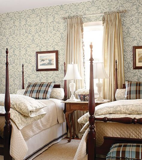 Traditional Guest Bedroom, Twin Beds Guest Room, Pillows And Blankets, Two Twin Beds, English Country Style, Twin Beds, Elegant Bedding, Twin Bedroom, Design Del Prodotto