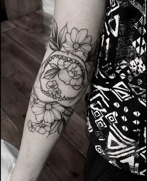 @stefanistipple on Instagram Ocean Tattoo Filler Ideas, Floral Aquatic Tattoo, Nautical Floral Tattoo, Leg Sleeve Ocean, Floral Ocean Sleeve Tattoo, Shark With Flowers Tattoo, Flower Shark Tattoo, Floral Ocean Tattoo, Shark Flower Tattoo