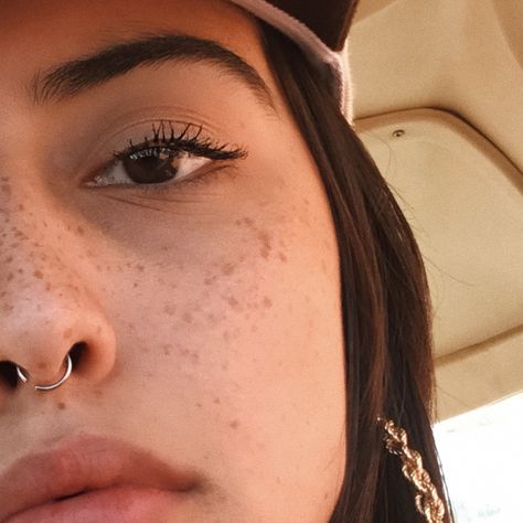 Maju Trindade Closed Septum Piercing, Septum Piercing Hoop, Tattooed Freckles, Natural Glowy Makeup, Smen, Types Of Piercings, Septum Jewelry, Body Piercings, Septum Piercing