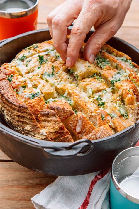 Pull Apart Garlic Bread | Fresh Off The Grid Cold Camping Meals, Camping Appetizers, Easy Campfire Meals, Pull Apart Garlic Bread, Campfire Dinners, Dutch Oven Camping Recipes, Camping Food Ideas, Cold Camping, Healthy Camping Food