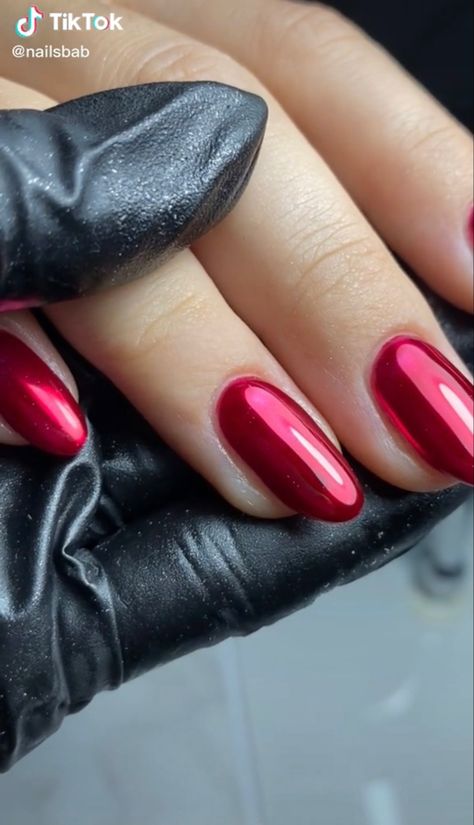 Hailey Bieber Nails Red Chrome, Mettalic Red Nails, Metalic Red Nail, Red Hailey Bieber Nails, Red Crome Nails Almond, Red Holo Nails, Chrome Red Almond Nails, Hailey Bieber Red Nails, Dark Red Crome Nails