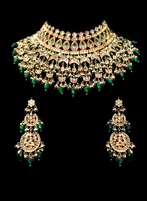 Kundan bridal choker with emerald drops Indian Things, Kundan Choker Set, Rajputi Jewellery, Bridal Jewelry Sets Brides, Indian Bridal Jewelry, Indian Choker Necklace, Kundan Jewellery Bridal, Beef Empanadas, Green Stone Necklace