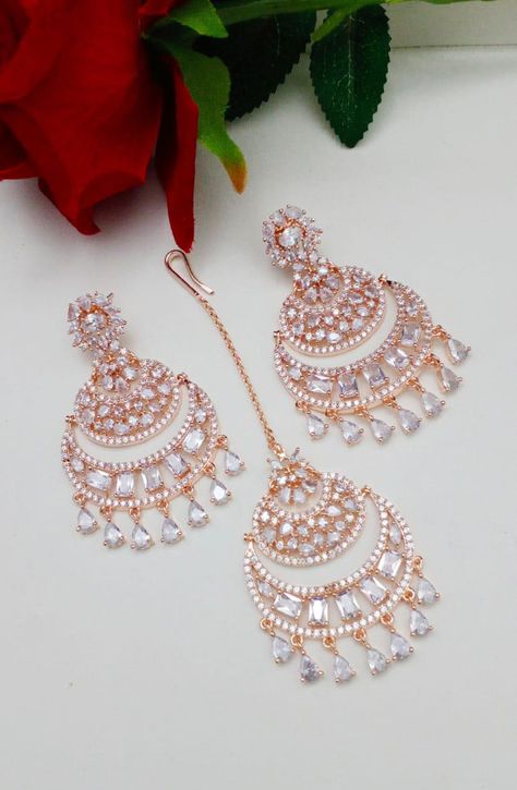 Rose Gold Indian Jewelry, Desi Jewellery, Model Earrings, Tikka Jewelry, Pakistani Jewellery, Wedding Jewelry Sets Bridal Jewellery, Bridal Necklace Designs, Queens Wallpaper, Rose Mehndi Designs