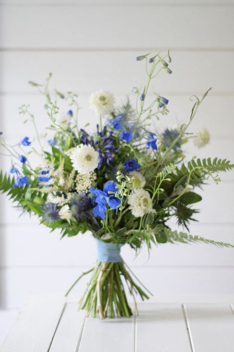 Pretty Wedding Bouquet, White Flowers Wedding, Bouquet Pastel, Bouquet Champetre, Wedding Flower Guide, Spring Wedding Bouquets, Vintage Wedding Flowers, Blue And White Flowers, Red Bouquet Wedding