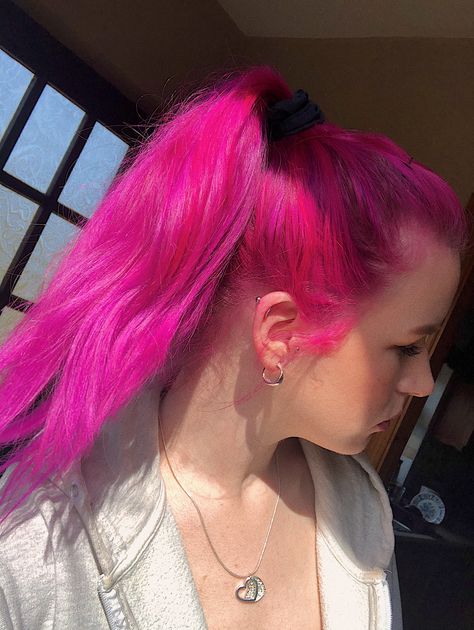 Girlie Hairstyle, Hot Pink Short Hair, Pink Hair Alt, Vibrant Pink Hair, Fuschia Hair, Pink Short Hair, Heir Style, Bright Pink Hair, Fade Hair