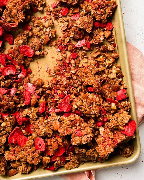 Strawberry Almond Granola | MWM Oatmeal Savory, Almond Granola Recipe, Granola Pancakes, Strawberry Granola, Creamy Oatmeal, Skip Breakfast, Dessert Waffles, Baked Granola, Strawberry Almond