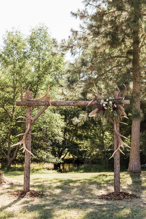 Wedding Arches With Antlers, Deer Horn Wedding Arch, Wedding Arch With Deer Antlers, Outside Western Wedding Reception, Wedding With Pheasant Feathers, Antler Alter Wedding, Wedding Bouquets With Antlers, Rustic Hunting Wedding Decor, Wedding Arch Ideas Western