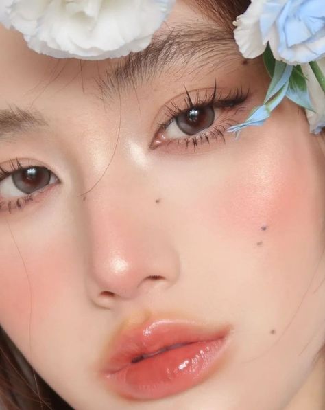 Peach Make Up Look, Ethereal Makeup Looks Wedding, Peach Douyin Makeup, Peach Makeup Look Korean, Kpop Inspired Makeup, Korean Inspired Makeup, Kpop Makeup Looks, Douyin Makeup Look, Makeup Asia