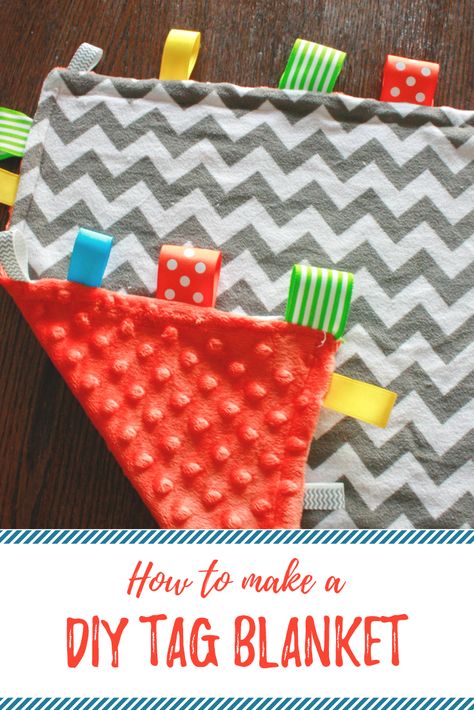 DIY Baby Blanket - How to make a DIY Tag Blanket! An easy sewing project that's a great baby shower gift idea! Diy Tag, Taggie Blanket, Diy Baby Blanket, Projek Menjahit, Tag Blanket, Baby Shower Gift Idea, Trendy Sewing, Blanket Diy, Baby Sewing Projects