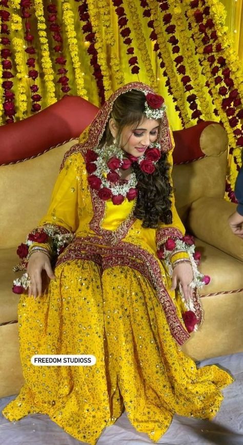 Haldi Ceremony Outfit For Sister, Bridal Haldi Outfit, Haldi Dress Ideas For Sisters, Haldi Ceremony Outfit For Bride, Haldi Dress For Bride, Haldi Outfit For Bride, Haldi Dress Ideas, Haldi Photoshoot, Outfit Muslim