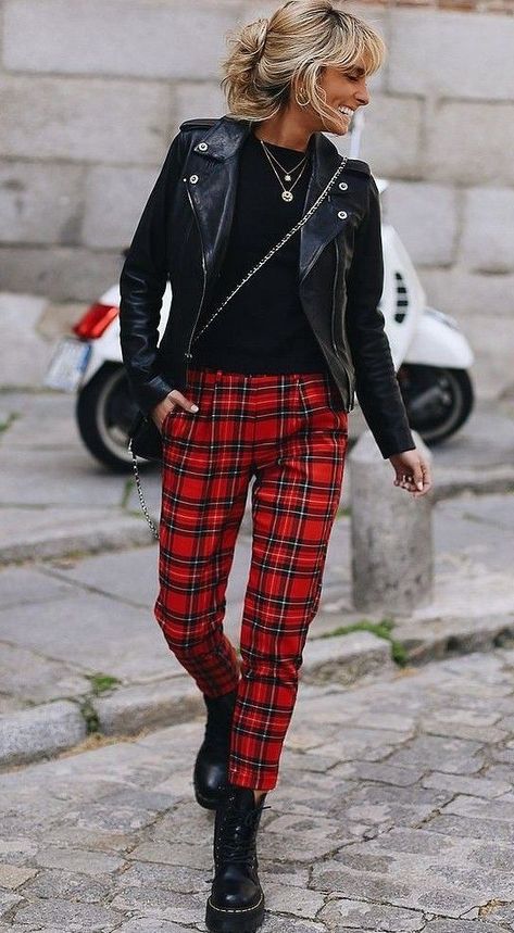 Red Plaid Pants Outfit, British Style Outfits, Outfit Pantalon Rojo, Red Pants Outfit, Plaid Pants Outfit, Áo Blu, Pants Ideas, Red Plaid Pants, Quoi Porter