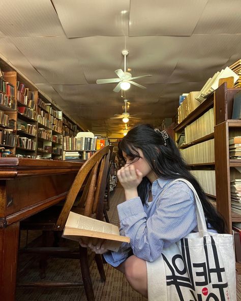 Books 
Library 
Vintage 
Bookstore Abercrombie Girls, Library Aesthetic, Instagram Inspiration Posts, Cute Lazy Outfits, Book Writing, Girl Reading, Brunette Girl, Academia Aesthetic, Book Girl