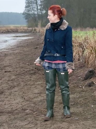 Riding Boot Outfits, Rubber Boots Fashion, Carol Kirkwood, Womens Rubber Boots, Boot Outfits, Raincoat Jacket, Riding Boot, Wear Green, Rubber Boots