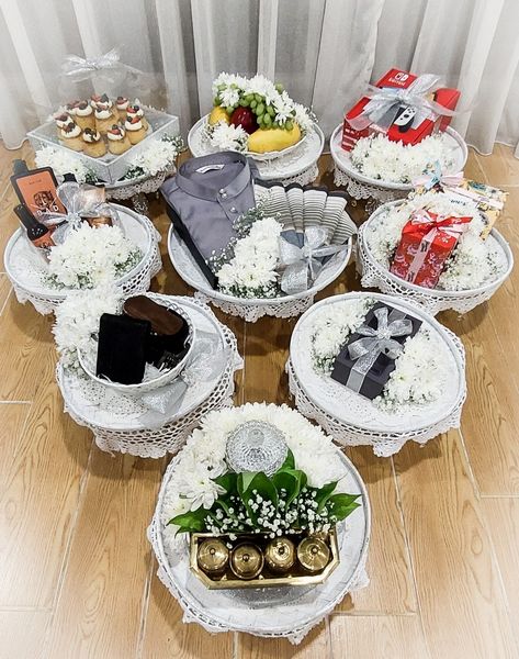 Dulang Hantaran Simple, Idea Hantaran Tunang Simple, Hantaran Lelaki Barang, Dulang Hantaran Ideas For Men, Dulang Hantaran Lelaki, Idea Hantaran Kahwin, Dulang Hantaran Ideas White, Gubahan Hantaran Ideas, Gubahan Hantaran Tunang