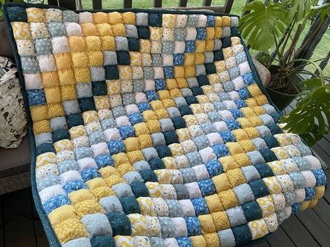 No Pattern Used Puff Quilt pattern review by Lyst4 Puff Quilts Ideas, Puff Quilt Pattern, Puff Quilts, Puff Blanket, Puff Quilt, Crafty Projects, Quilt Ideas, Sewing Room, Quilt Pattern