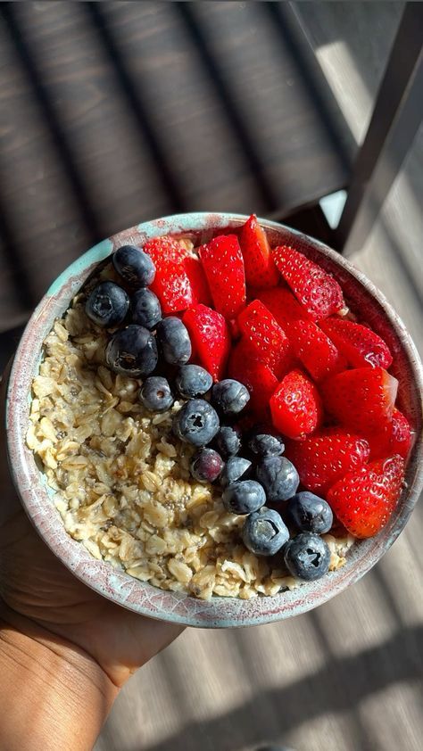 Oatmeal And Berries, Oatmeal With Berries, Chia Seed Oatmeal, Blueberry Bowl, Oat Bowls, Oatmeal Bowl, Simple Family Meals, Berry Breakfast, Blueberry Oatmeal