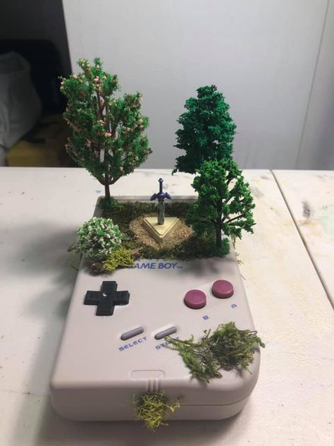 Legend of Zelda Master Sword GB Diorama "White" Diy Legend Of Zelda Crafts, Plant Themed Gifts, Zelda Diy Gift, Legend Of Zelda Gift Ideas, Zelda Themed Bedroom, Zelda Terrarium, Zelda Clay Ideas, Legend Of Zelda Decor, Zelda Decorations