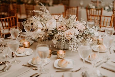 Dried Flower Table Arrangements Wedding, Pampas Table Centerpiece, Dried Flower Wedding Centerpieces, Summer Wedding Table Centerpieces, Pampas Centerpieces Wedding, Wild Centerpieces, Pampas Grass Centerpiece Wedding Ideas, Pampas Grass Wedding Centerpieces, Pampas Centerpiece