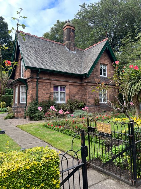 Small British House, British Cottage English Countryside, British House Exterior, English House Exterior, Small English Garden, Country House Exterior, Agatha Raisin, British Houses, British Cottage