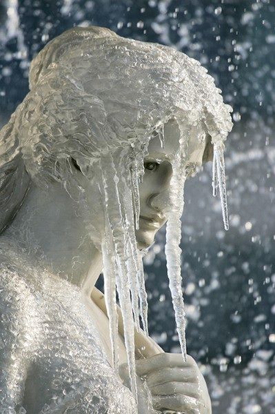 The beauty of statues even in winter. Snow Sculptures, Winter Szenen, Cemetery Art, Winter's Tale, Ice Sculptures, Eric Carle, Winter Magic, Frozen In Time, Winter Beauty