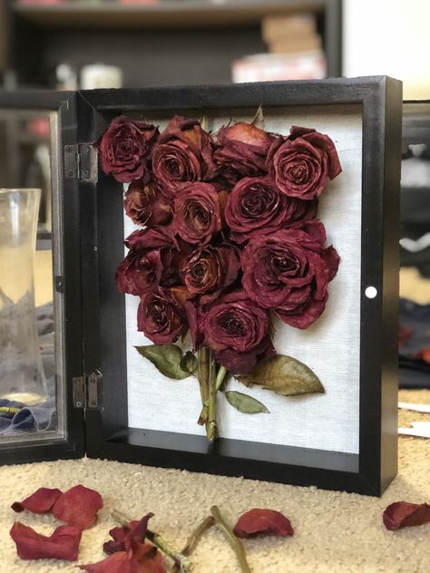 Preserve Flowers Diy, What To Do With Dry Roses Ideas, Dried Flowers Ideas Diy, Dried Roses Ideas, Rose Preservation, Anniversary Activities, Preserve Roses, Dried Flowers Crafts, Preserving Flowers