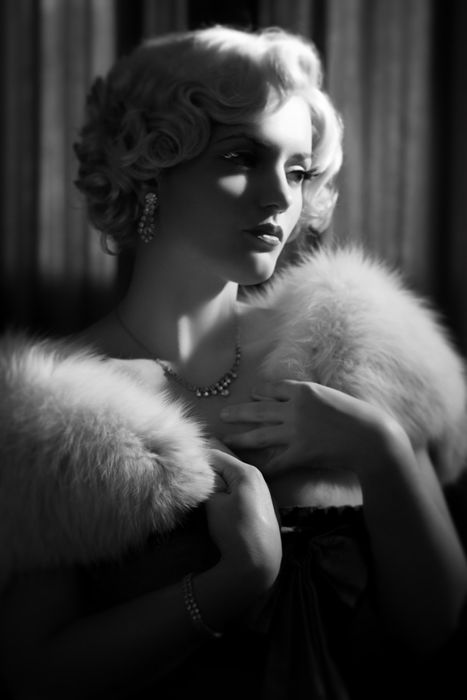 I love black and white style                                                                                                                                                                                 More Old Hollywood Glamour Pictures, 1900s Photos, Vintage Hollywood Glamour, 사진 촬영 포즈, Vintage Glam, Hollywood Glam, Old Hollywood Glamour, Pose Reference Photo, Vintage Glamour