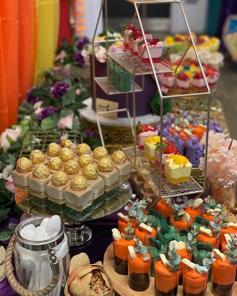 Mendhi Dessert Table Decor, Mehndi Dessert Table Ideas, Mehendi Dessert Table, Mehndi Food Ideas, Mehndi Dessert Table, Indian Dessert Table, Dessert Pots, Mendhi Decor, Dessert Display Wedding