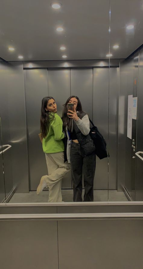 Mirror Pose With Bestie, Mirror Poses For Best Friends, Mirror Selfie Poses Two Friends, Mirror Photo With Friends, Mirror Selfie Aesthetic With Friend, Mirror Selfie Poses Two People, Mirror Selfie Ideas With Bestie, Two People Mirror Selfie, Bestie Selfie Poses Aesthetic