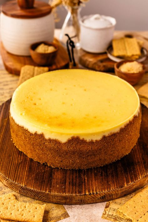 New York Cheesecake Best New York Style Cheesecake Recipe, Classic New York Cheesecake, The Best New York Style Cheesecake, Brigadeiro Cake, Amazing New York Cheesecake, Graham Cracker Crust Cheesecake, Creme Brulee Cheesecake, Cinnamon Roll Cheesecake, New York Style Cheesecake