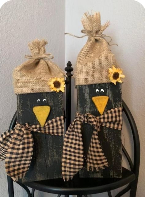 2x4 Wood Scarecrow, Crafts Made From Tools, Crafts With Cedar Wood, Scrap Wood Scarecrow Diy, Wooden Crows Birds, 2x4 Projects Diy Crafts, Fall Wood Craft Ideas, Vintage Fall Crafts, Fall Craft Booth Display Ideas