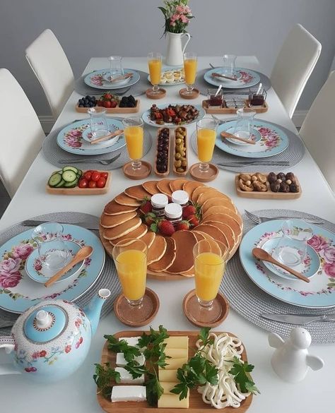 Breakfast Presentation, Food Set Up, Breakfast Table Setting, Party Food Buffet, Breakfast And Brunch, Breakfast Party, Party Food Platters, Charcuterie Recipes, Christmas Brunch