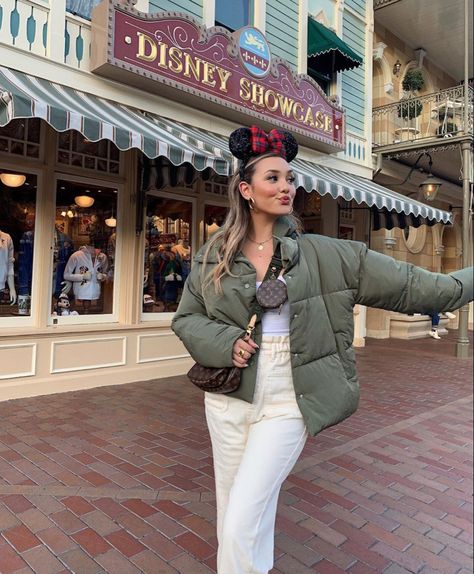 Disneyland Winter Outfit, Hongkong Disneyland Outfit, Disneyland Outfits Winter, Disneyland Winter, Disneyland Outfit Winter, Hongkong Outfit, Travel Instagram Ideas, Disney Themed Outfits, Cute Disney Outfits