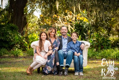 White Couch Family Portraits - Posing a family on a couch Family Sitting On Couch Poses, Outdoor Photoshoot With Couch, Family Pose On Couch, Family Couch Photoshoot, Couch Family Photoshoot, Family Sitting Poses, Couch Photoshoot, Couch Poses, Fall Couch