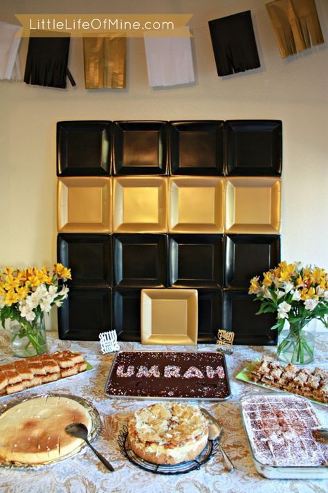 Kaa'ba paper plate display with tissue paper bunting for Umrah/Eid party. Umrah Party, Aid Adha, Ramzan Eid, Eid Activities, Islamic Celebrations, Ramadan Celebration, Muslim Holidays, Iftar Party, Islamic Holidays