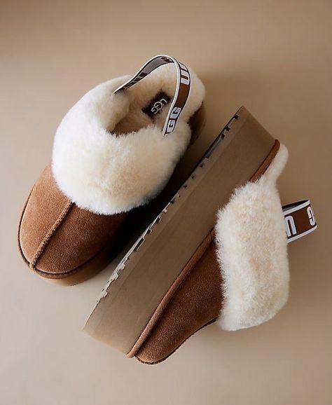 UGG NEGRO/ CAFÉ/CHESTNUT Now Online Ugg Funkette, Ugg Slipper, Oprahs Favorite Things, Cosy Night In, Brown Fits, Ugg Slippers, Platform Slippers, Slipper Boots, Soft Suede