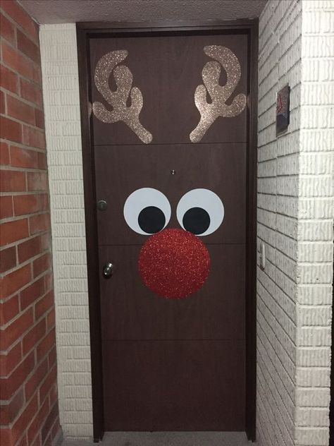 Decoracin de puertas en Navidad 12 ideas  Handfie Christmas Door Decorating Contest, Christmas Classroom Door, Christmas Door Decoration, Door Decorating Contest, Easy Christmas Decorations, Office Christmas Decorations, Christmas Classroom, Office Christmas, Christmas Door Decorations