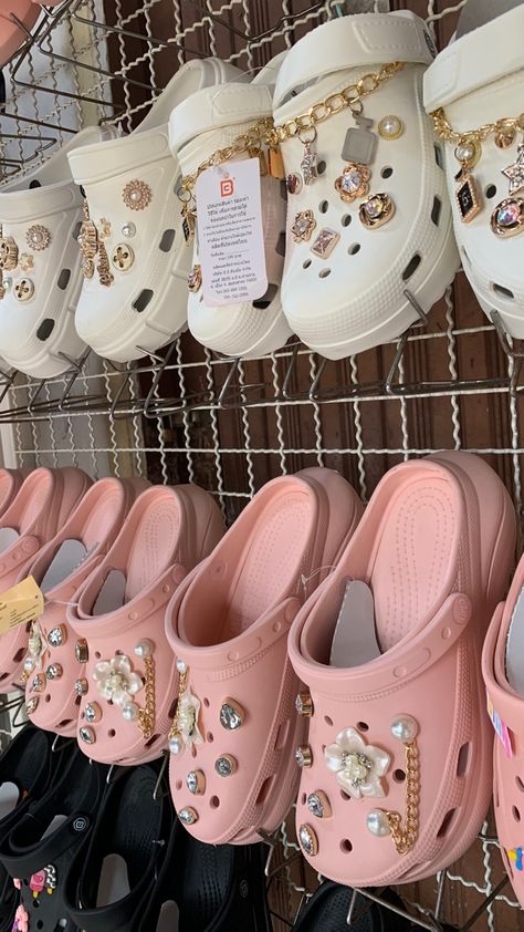 Crocs Storage Ideas, Crocs Inspiration, Croc Decor, Stylish Shoes Heels, Crocs Aesthetic, Crocs Flats, Cute Casual Shoes, Crocs Slippers, Crocs Fashion