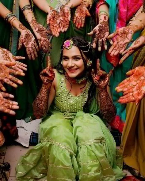 Bridal Mehndi Poses, Mehndi Photo Shoot, Mehndi Poses, Mehendi Photoshoot, Mehendi Photography, Photo Shoot Poses, Indian Bride Photography Poses, Bridesmaid Photoshoot, Mehendi Ceremony