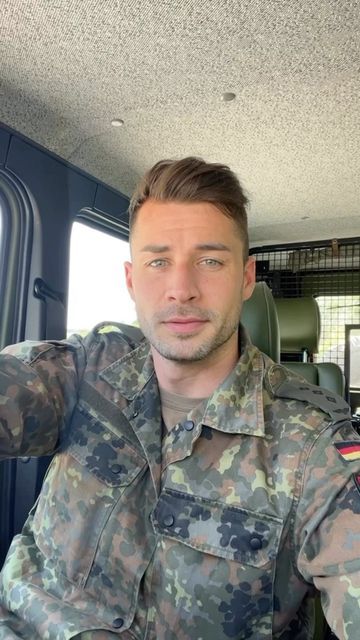 Rugged Handsome Men, Jan A Man, Good Looking Older Men, Army Man, German Men, Delivery Pictures, Paul Hollywood, Hot Army Men, Video Call With Boyfriend Screen Photo