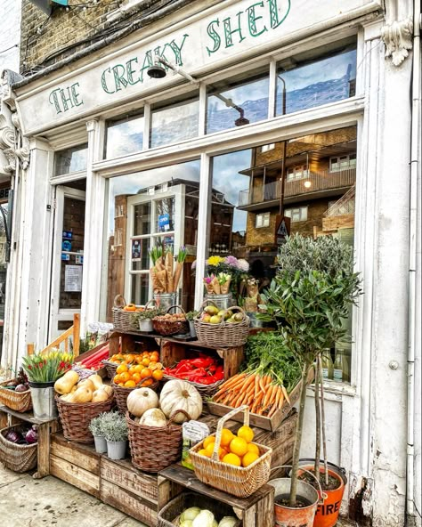 Creaky shed is a village shop in greenwich selling fresh farm produce. It has a plastic free display with veg in traditional wicker baskets. Farm Shop Cafe, Farm Shop Display, French Grocery Store, Small Grocery Store Design, Farm Shop Ideas, Farm Store Ideas, Groceries Store, Farm Market Ideas, Shed Shop