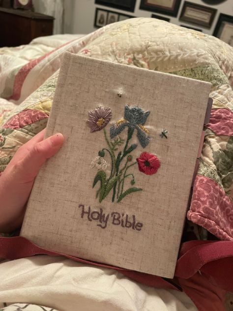 Bible Cover Ideas Fabrics, Embroidery Book Cover Ideas, Embroidery Bible Cover, Embroidered Bible Cover, Christian Cottagecore Aesthetic, Bible Covers Diy, Bible Designs Cover, Selah Clothing, Bible Cover Diy