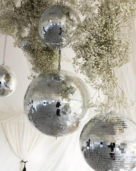 Who loves to party? 👉🏼@jademcintoshflowers “not your regular wedding styling 🪩 the most elegant disco ball arrangement ever… styling for the reception of Jess & Madison at @wallalong_house planned by @wildroseau” 📷 @dearfiore #discoballstyling #weddingstylist #receptionstyling #weddingreception #huntervalleyweddings #weddingvenue #floralstyling #weddingflorist #whiteweddings #jademcintoshflowers #totheaisle #totheaisleweddings Modern Disco Party, Marble Party, Disco Ball Wedding, Nikah Decor, Australian Bridal Designers, 21 Diner, Hunter Valley Wedding, Silver Jubilee, Tuscan Wedding