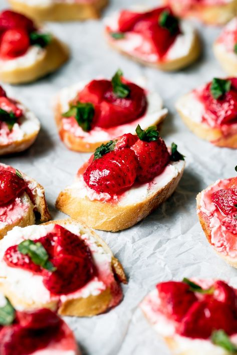 Gorgeous roasted strawberry goat cheese crostini with fresh basil. An incredible summer appetizer that's perfect for entertaining! #crostini #appetizer #holiday #healthyappetizer #snack Light Summer Appetizers, Healthy Strawberry Recipes, Crostini Appetizer, Healthy Easter Recipes, Cheese Crostini, Roasted Strawberry, Goat Cheese Crostini, Crostini Appetizers, Easter Appetizers