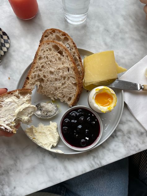 Brunch Ideas Aesthetic, Scandi Breakfast, Atelier September Copenhagen, Copenhagen Breakfast, Scandinavian Breakfast, Scandi Food, Danish Breakfast, Atelier September, Bread Aesthetic