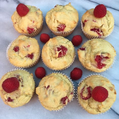 Raspberry Muffins - Gluten Free Follow Me Gluten Free Raspberry Muffins, Blueberry Raspberry Muffins, Muffins Bakery Style, Raspberry Oatmeal Muffins, Raspberry Chocolate Chip Muffins, Raspberry Muffin Recipes, Gluten Free Valentines, Lemon Raspberry Muffins, Dairy Free Muffins